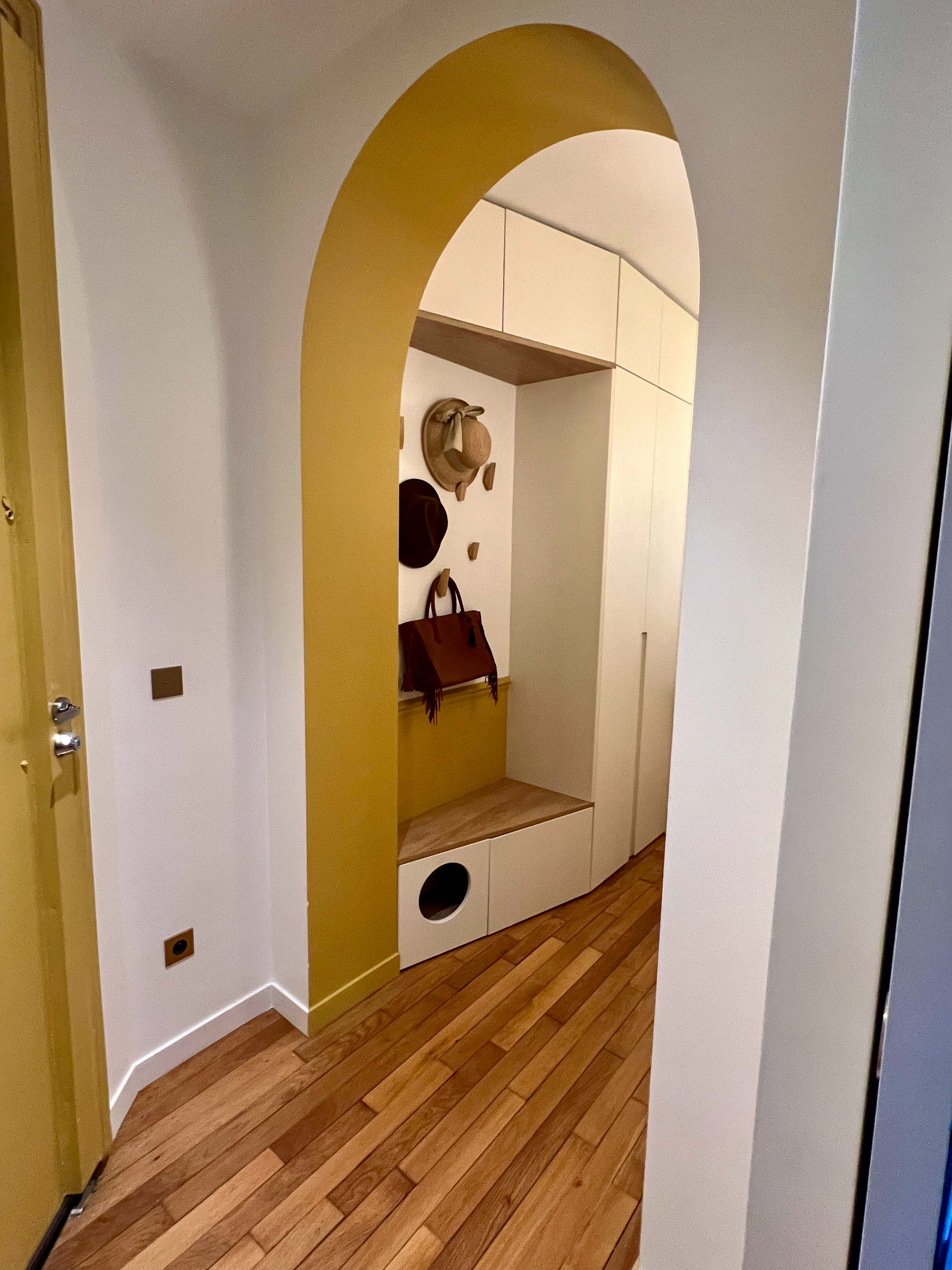 Celine Exposto - Projet LEV 75017 - Decoration Interieur - couloir sur mesure penderie et banquette