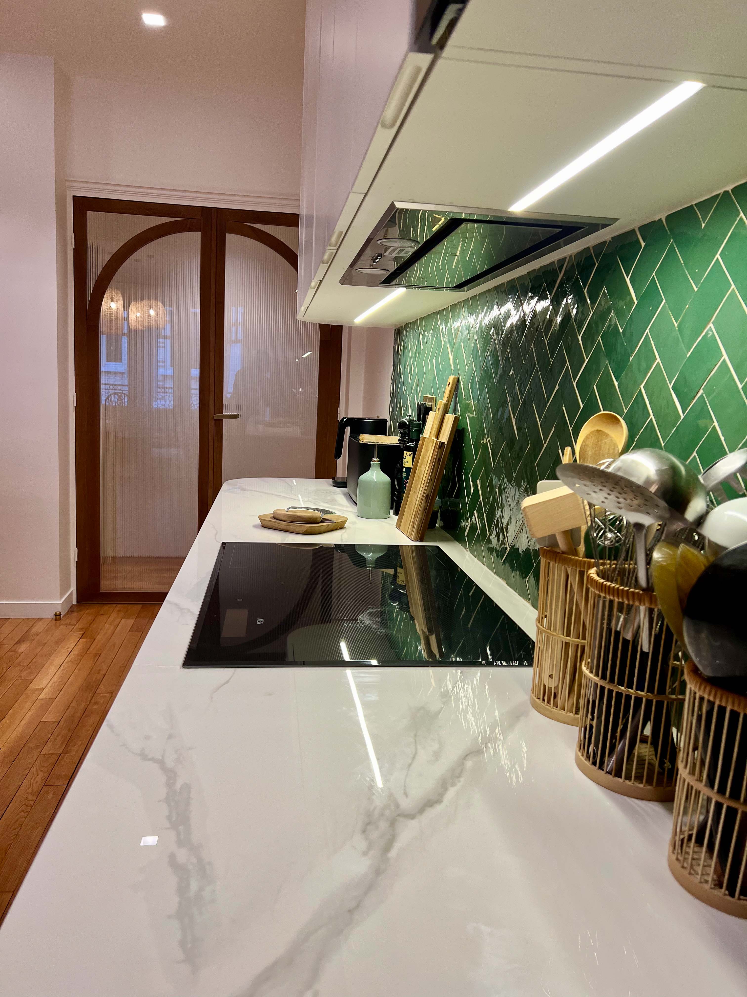 Celine Exposto - Projet LEV 75017 - Decoration Interieur - cuisine zellige vert