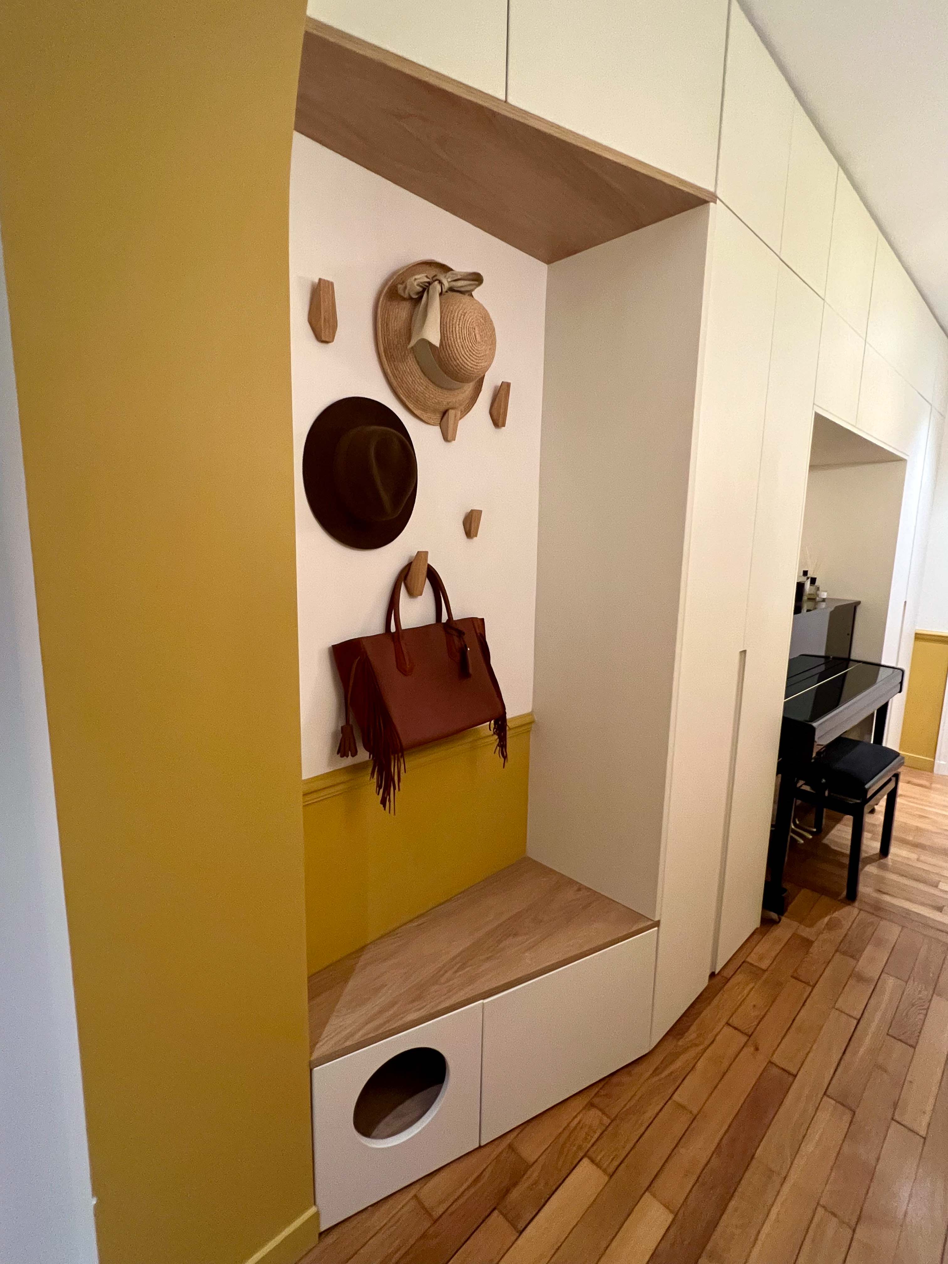 Celine Exposto - Projet LEV 75017 - Decoration Interieur - couloir sur mesure penderie et banquette