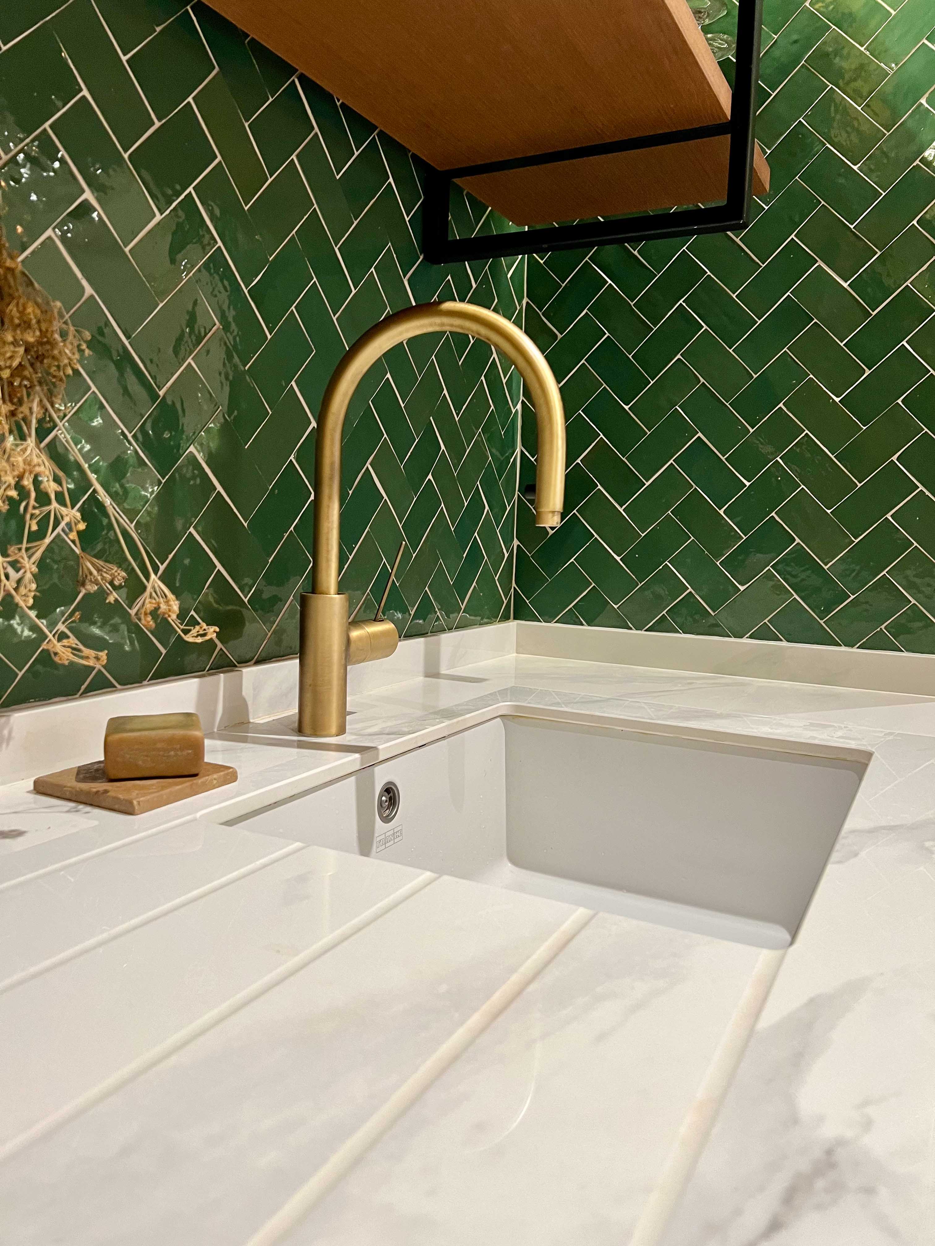 Celine Exposto - Projet LEV 75017 - Decoration Interieur - cuisine zellige vert